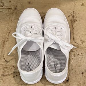 Universal Thread White Casual Sneakers